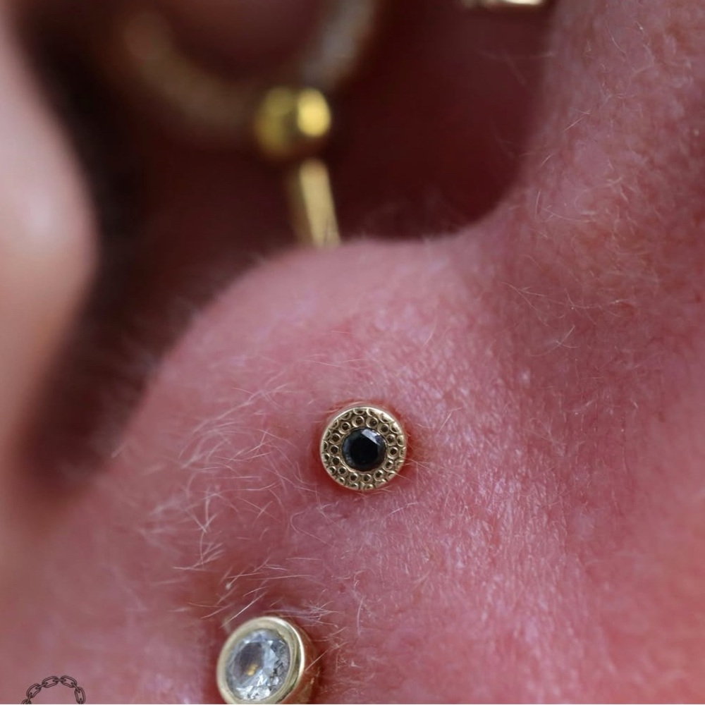 BVLA milgrain pavé stud with black diamond